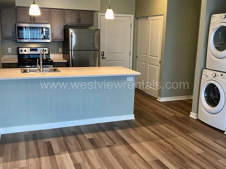 203 E Laurel St — Photo 133