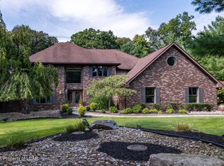 26 Mountainwood Dr, Mountain Top, PA 18707