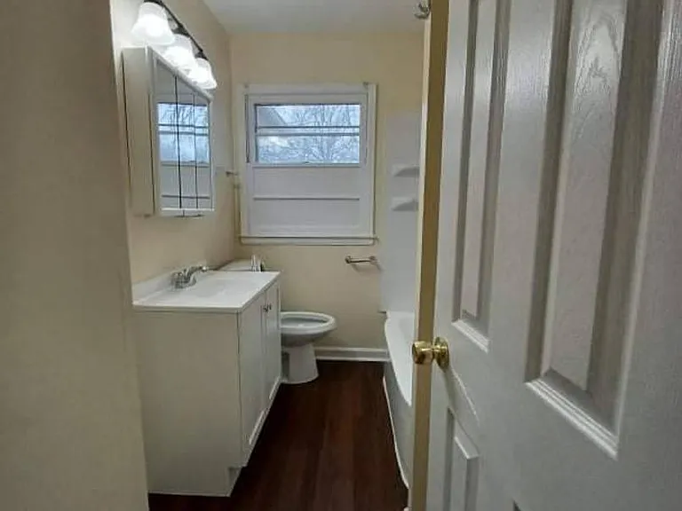 1112 Irving Ave — Photo 6