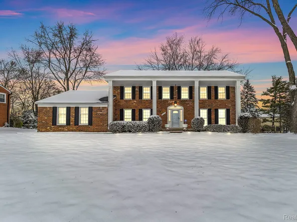 5245 Hardwoods Dr, West Bloomfield, MI 48323