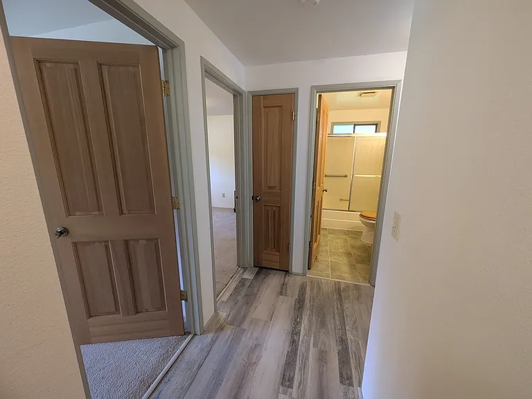 2421 Hastings Ave W — Photo 7