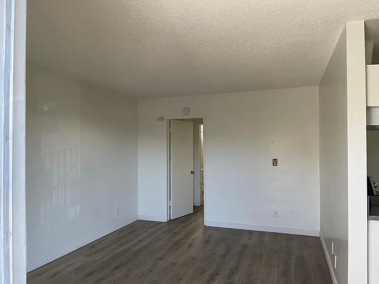 731 Ridgeway Ln #4 — Photo 2