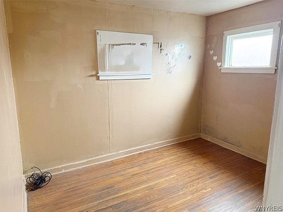 3rd image of 554 Perry St