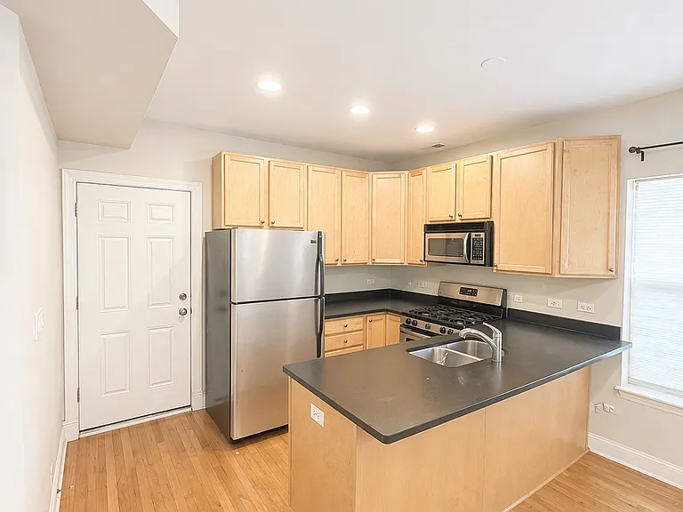 6815 N Lakewood Ave #2N — Photo 3