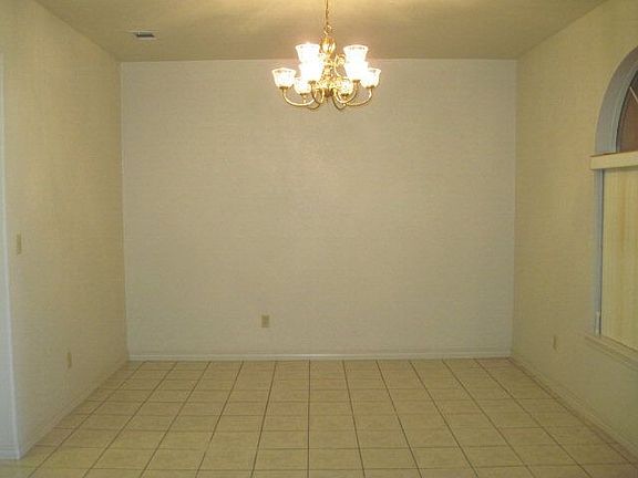 4th image of 907 Orange Ln
