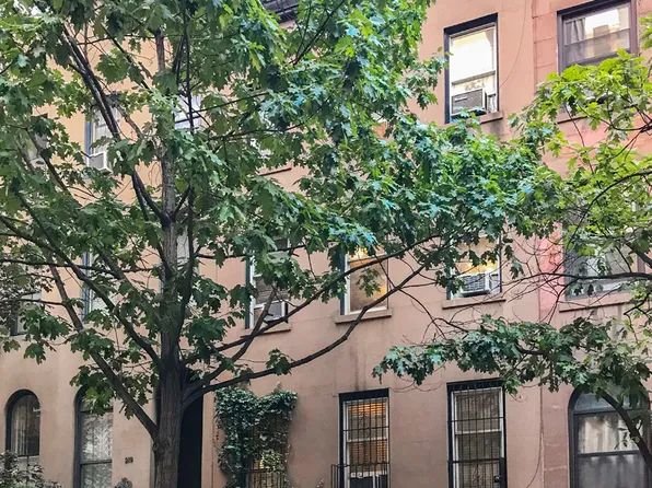 221 East 48th Street image 1 of 5