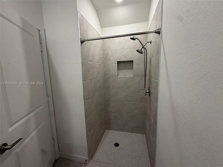 390 NE 12th St — Photo 20