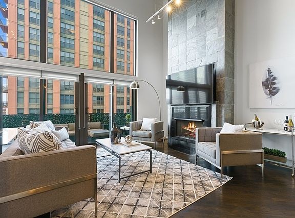 5th image of 616 W Fulton St APT 706