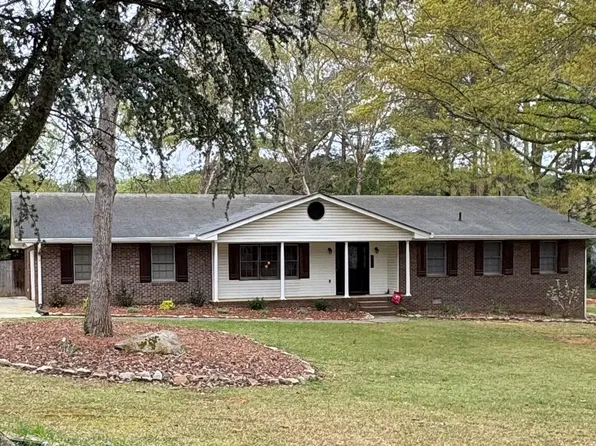 215 Chateau Dr, Fayetteville, GA 30214