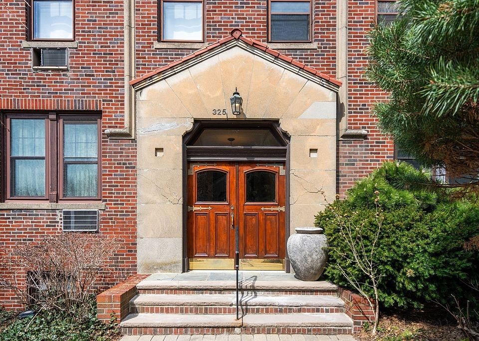 1st image of 325 Tappan St APT 6