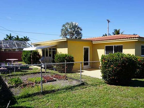 3rd image of 924 SE 15th Ct