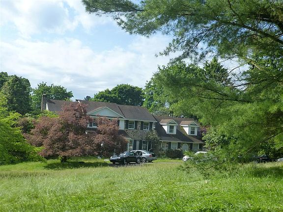 3rd image of 121 Davis Rd