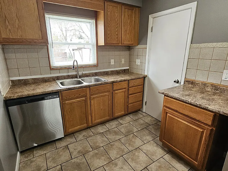 14611 Jacob Ave — Photo 7