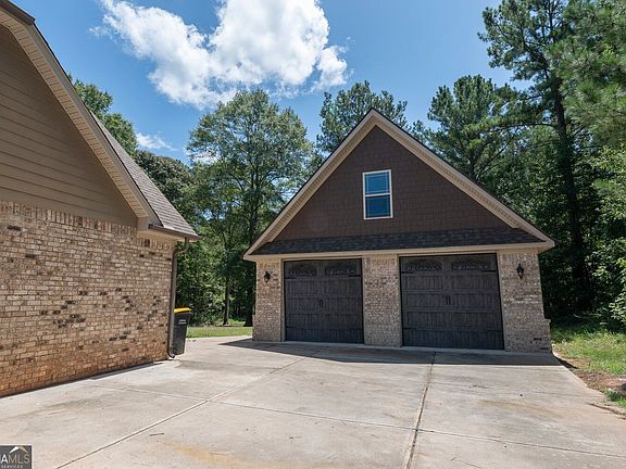 4th image of 155 Chantilly Ln