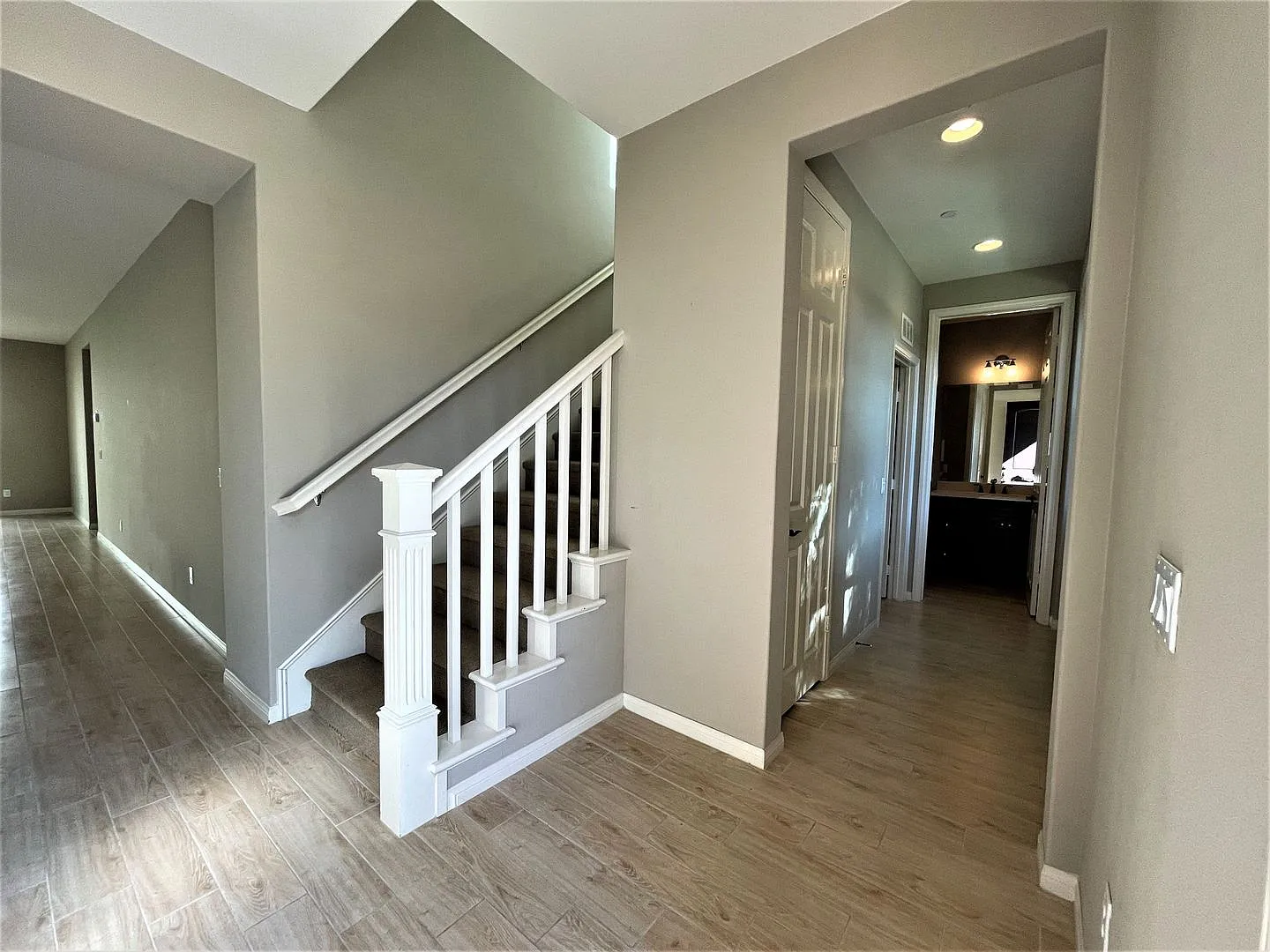 $500 Off First Month!! Spacious 4 Bedroom, 3 Bath Condo In Irvine! — Photo 4