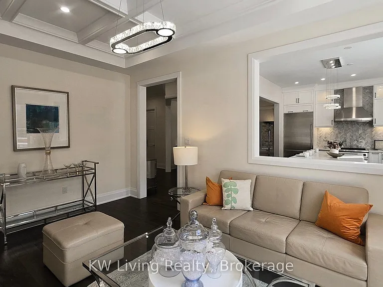 92 Giardina Cres — Photo 5