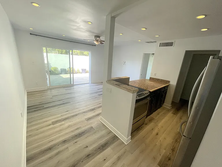 Kitchen with smooth top range