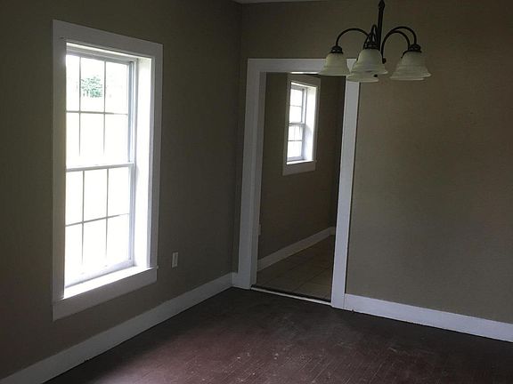 3rd image of 909 Myrtle St #0