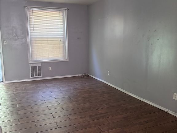 2nd image of 3432 Rosehill St