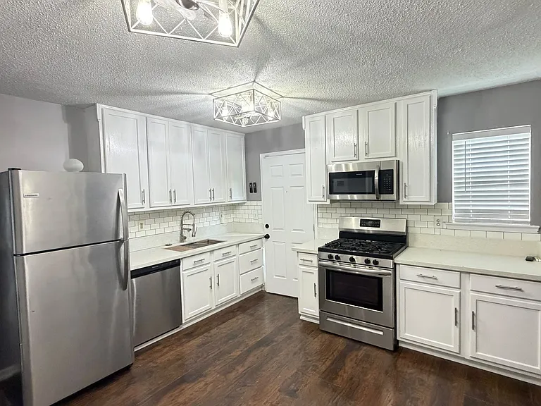 728 Amity Ln — Photo 18
