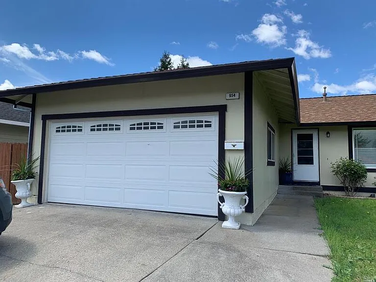 954 Emily Ave — Photo 1