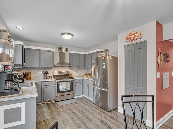 3rd image of 2333 Meadows Ln