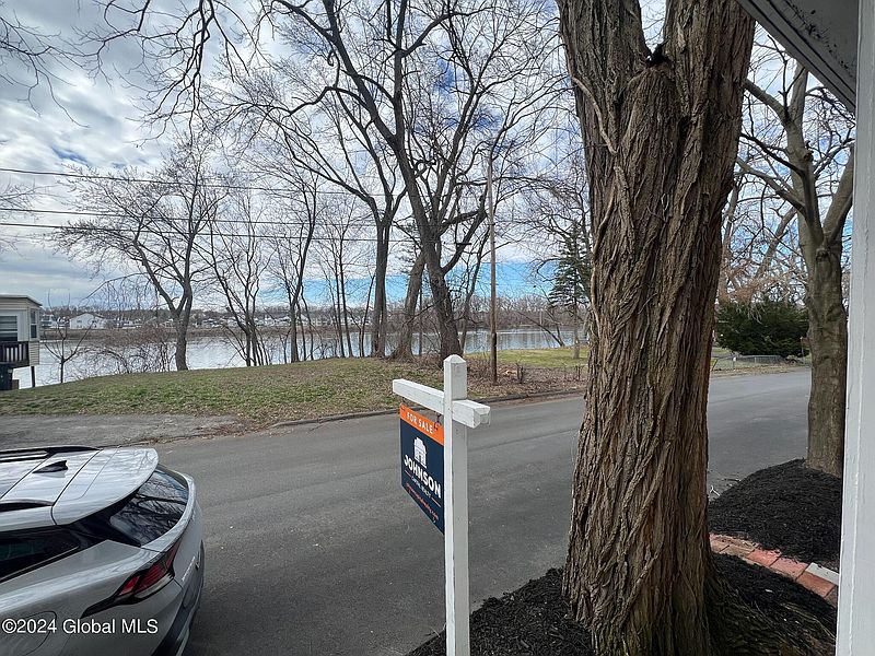 3rd image of 524-526 1st Avenue