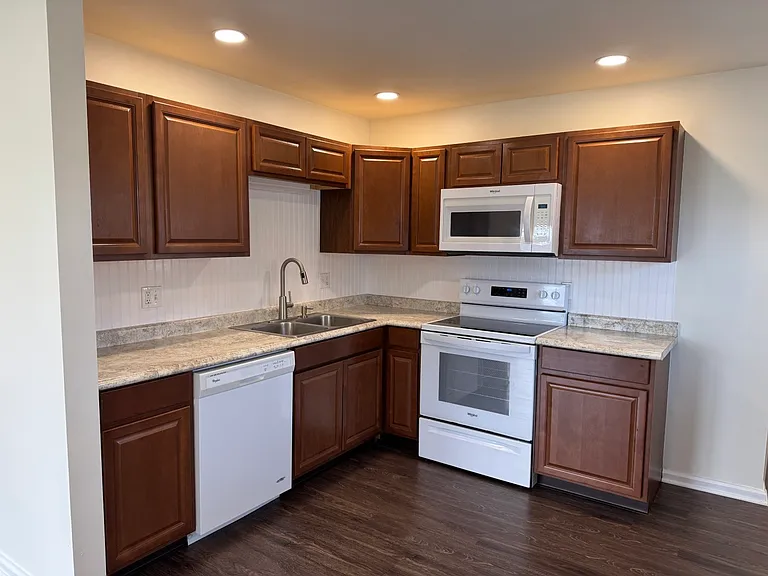 2319 Pinehurst Dr — Photo 6