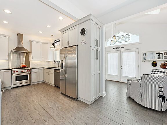 4th image of 3309 W Berteau Ave