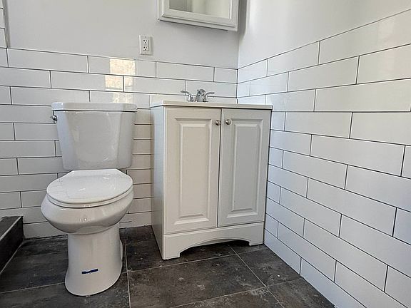4th image of 540 Jackson Ave #1E