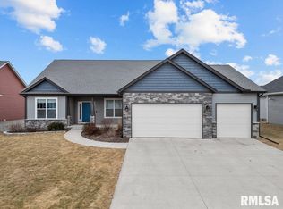 6986 Grove Xing, Bettendorf, IA 52722