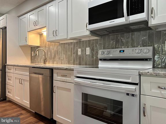 3rd image of 1414 Greenbriar Cir #4