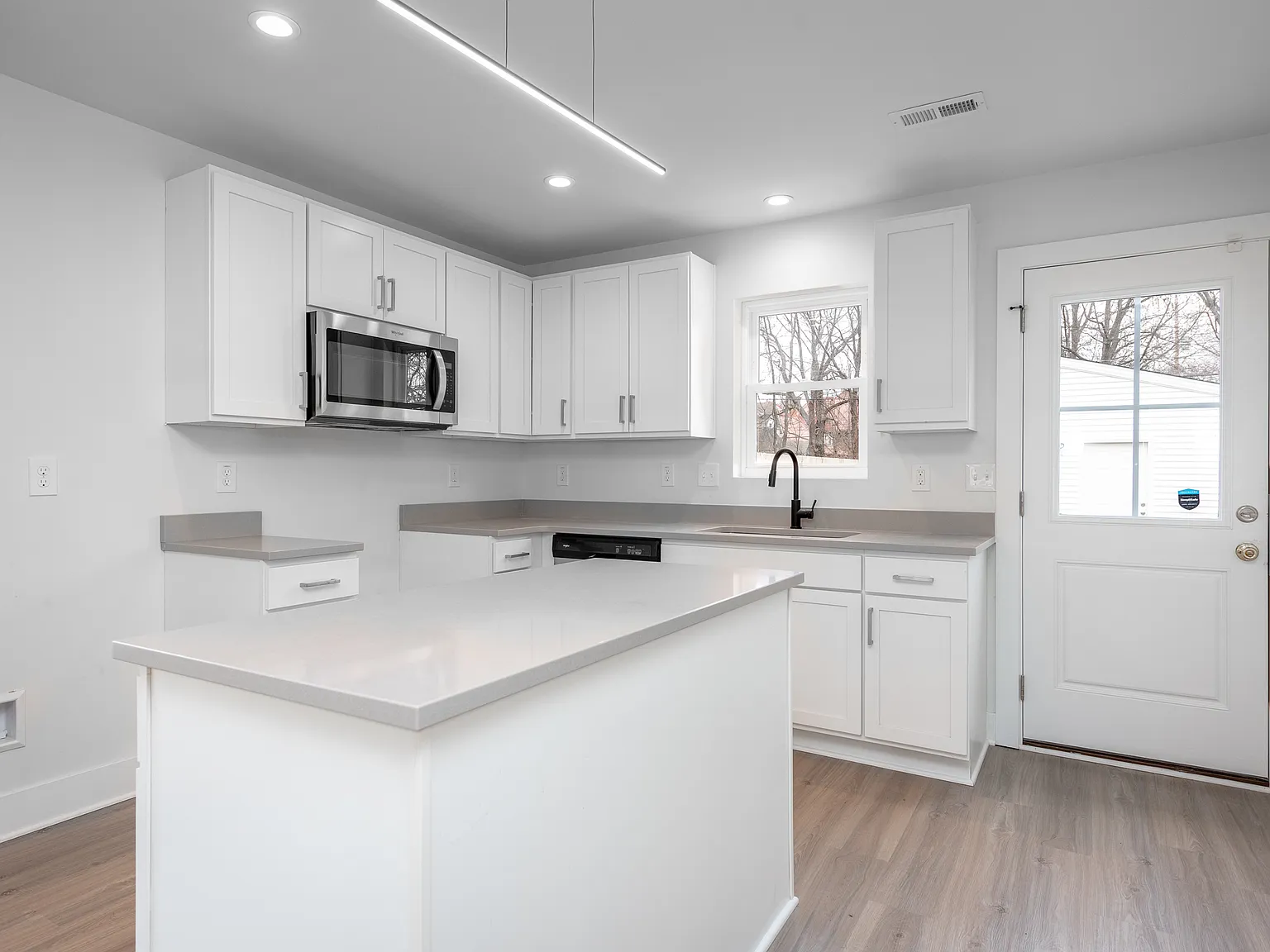 3 bed, 2.5 bath, 1339 sqft, $2,325 — Photo 2