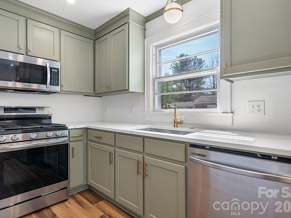3rd image of 212 Glendale St
