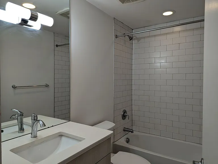 1120-1122 Broadway — Photo 16