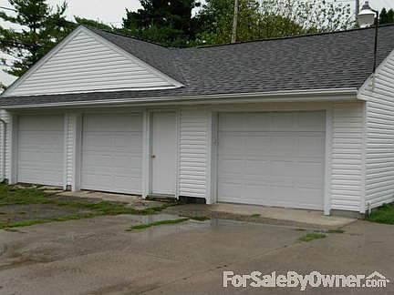 2nd image of 423 Forest Lawn Blvd