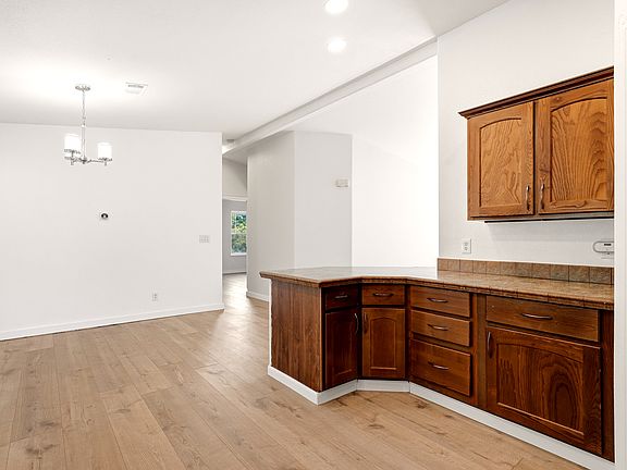 5th image of 567 Hoover St