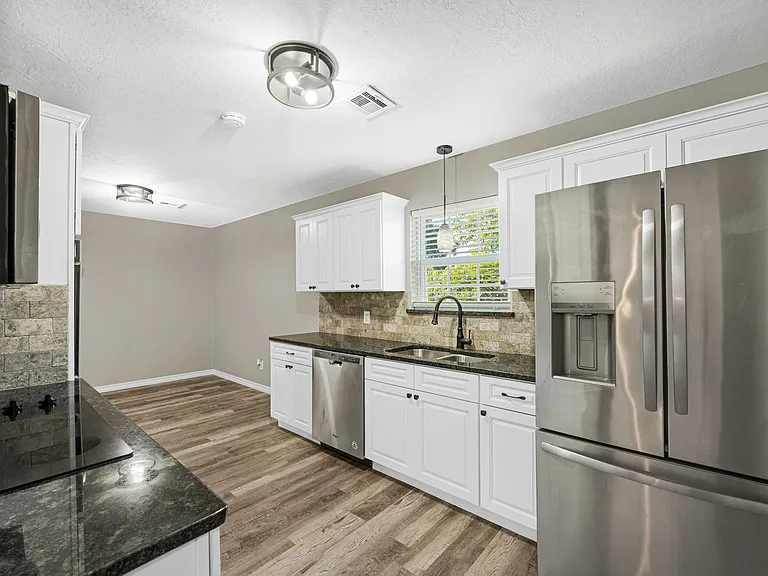 6943 NW Eisenhower Dr — Photo 15