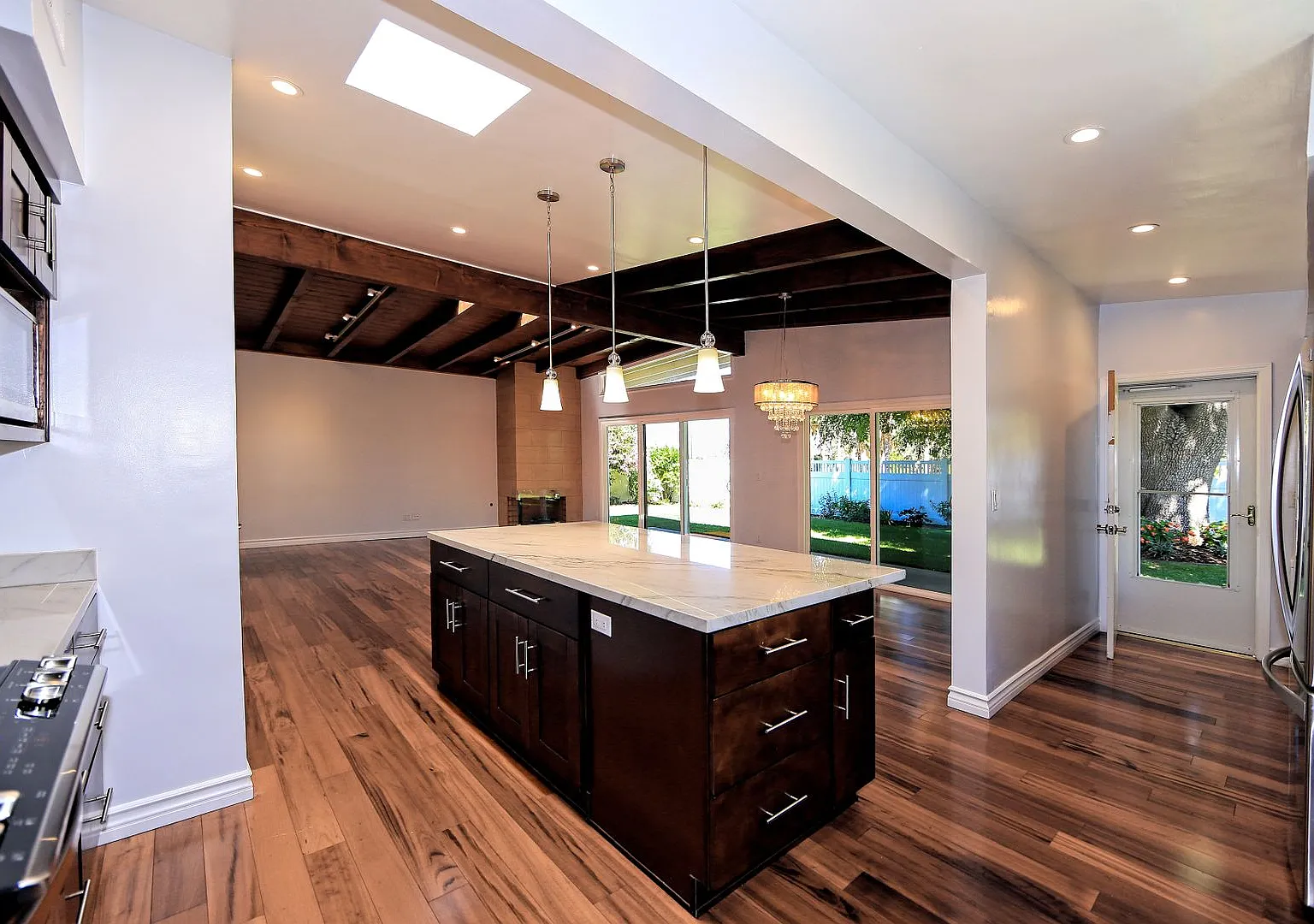 4 Bedrooms/3 Bathrooms in Encino — Photo 3