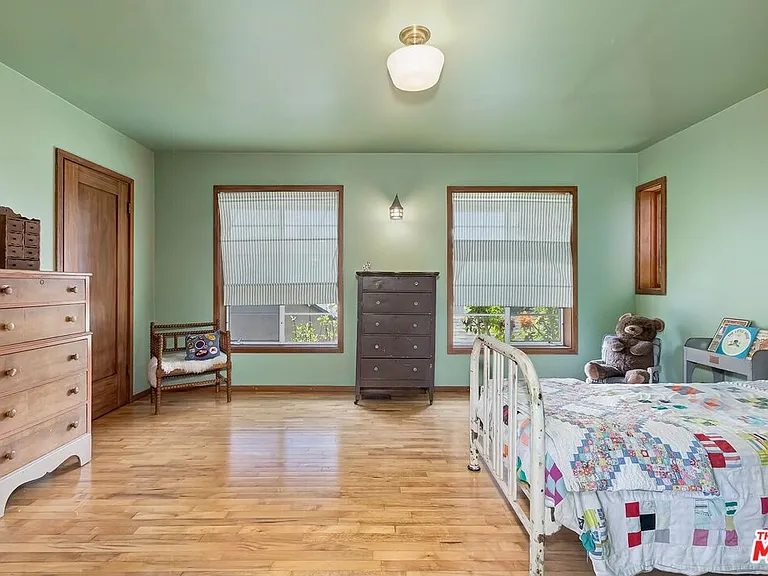 515 N Kenter Ave — Photo 23