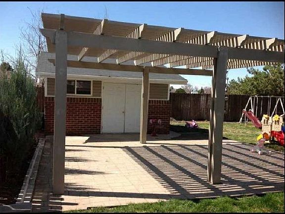 Backyard patio w/ pergola