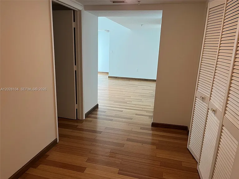 1800 N Bayshore Dr #915 — Photo 2