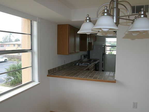 5th image of 1020 Pine Tree Dr #9