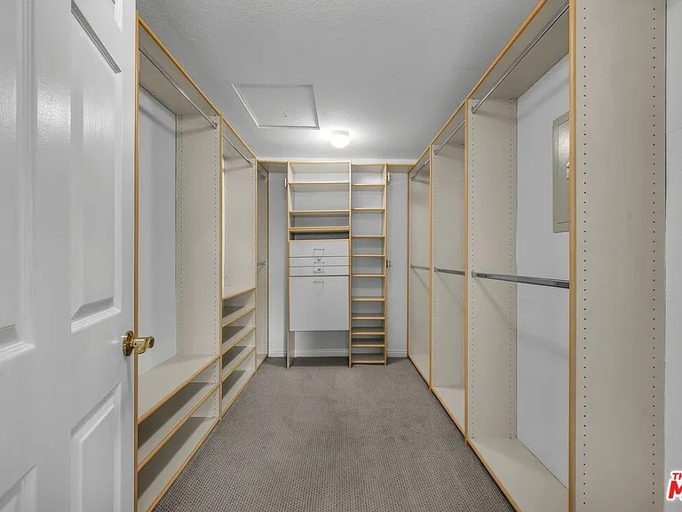 7513 W 83rd St — Photo 34