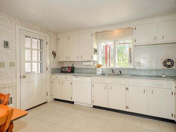 3rd image of 3 Oak Hill Dr