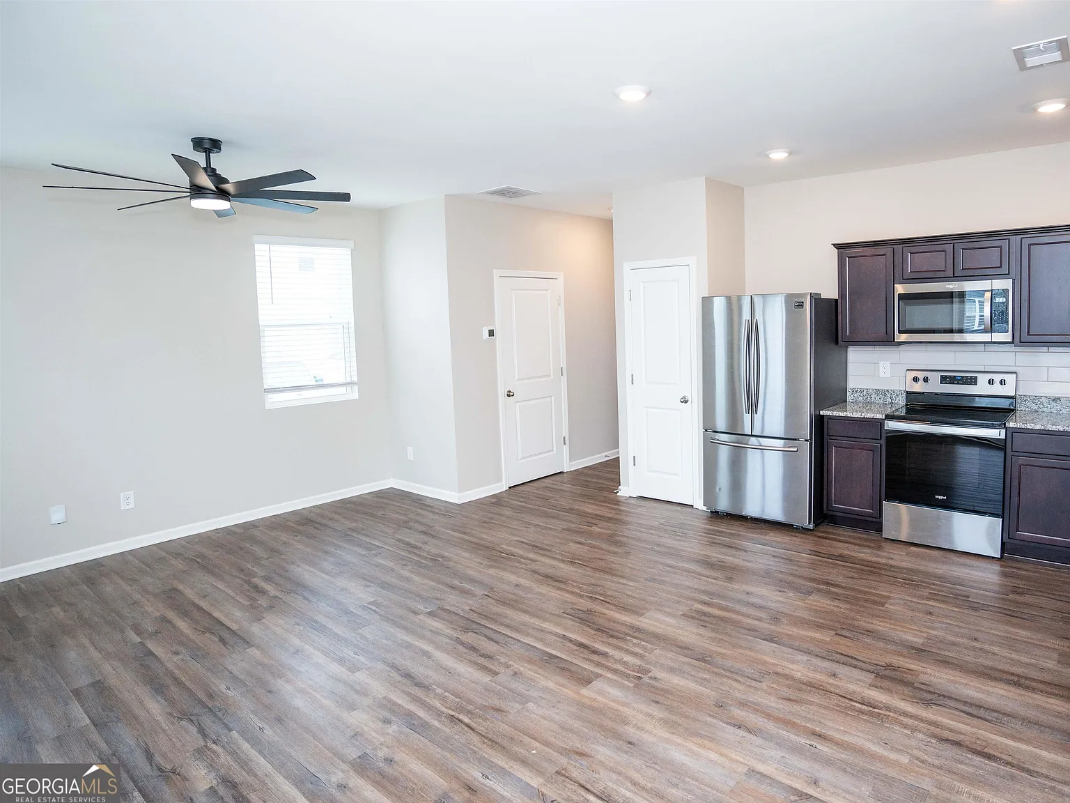 3 bed, 2.5 bath, 1420 sqft, $1,599 — Photo 4
