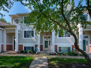 551 Cary Woods Cir, Cary, IL 60013