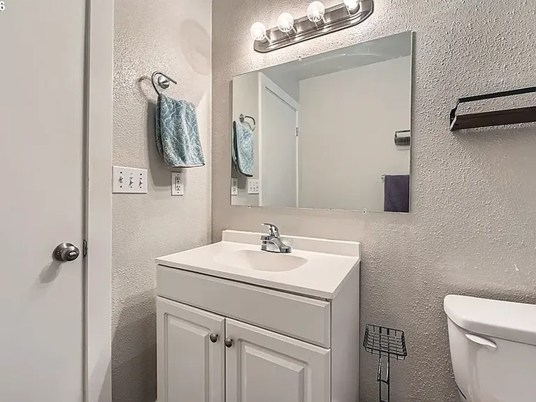 1643 NE 74th Ave — Photo 11