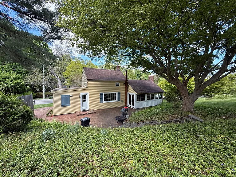 327 W Neck Rd — Photo 13