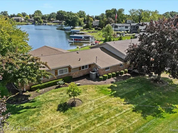 4806 Surfwood Dr, Commerce Township, MI 48382